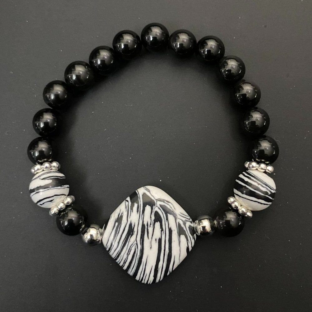 Beaded bracelet - black and white